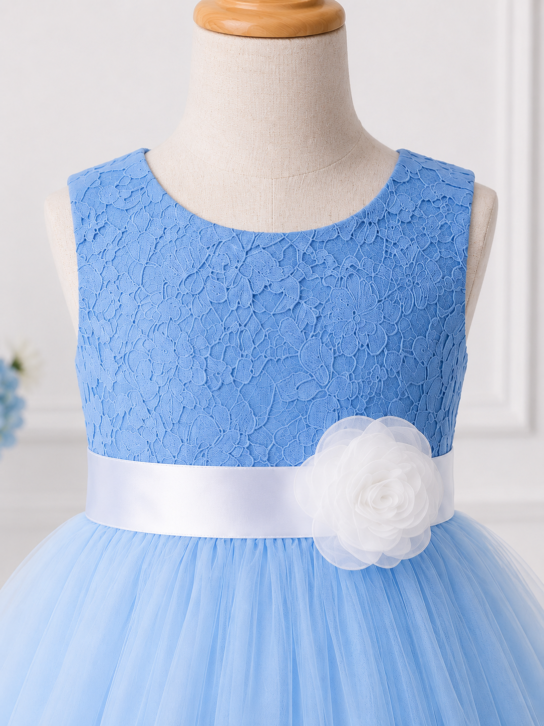 Elegant Tulle Party Dress with White Floral Waist Accent