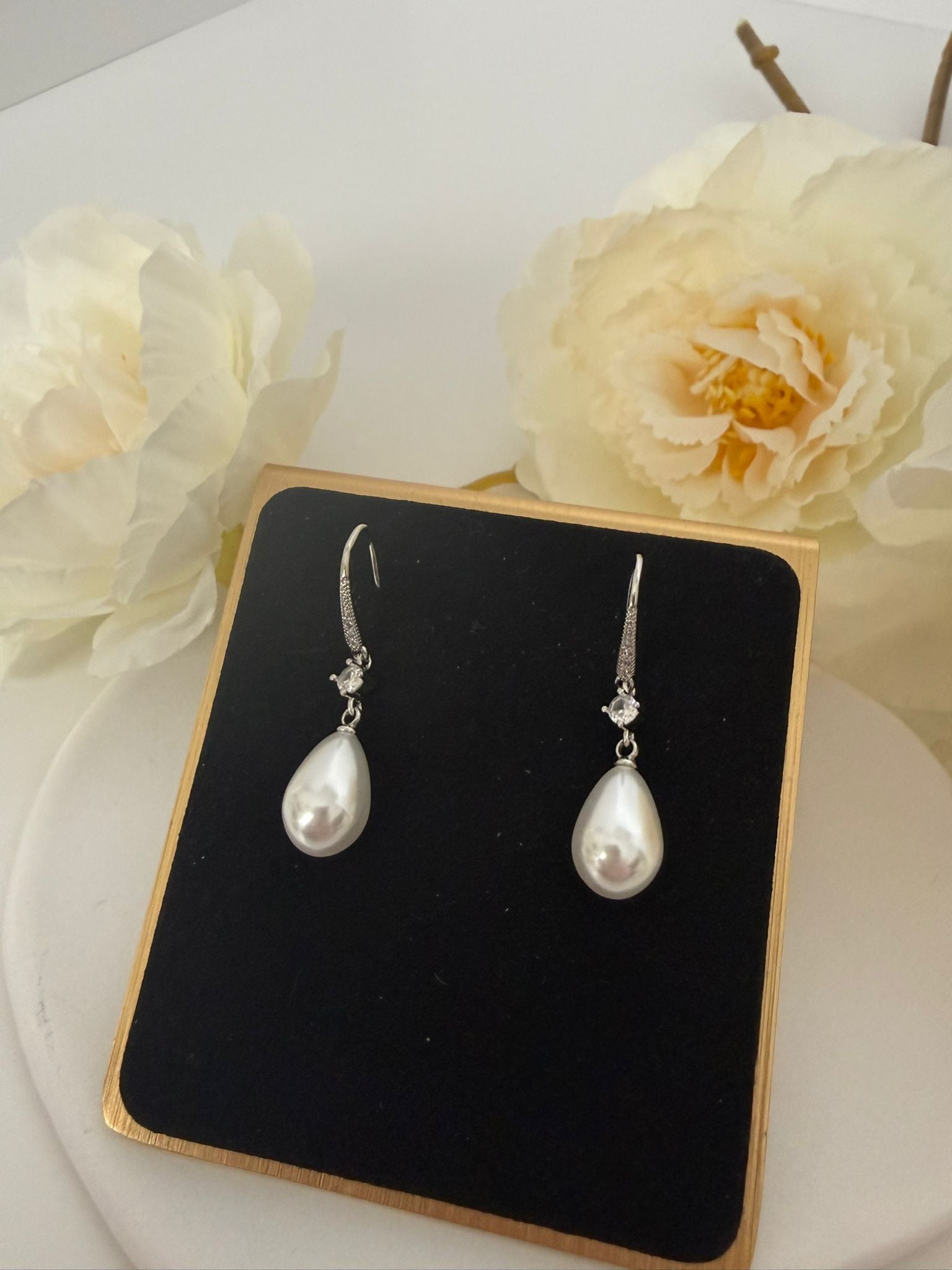 Elegant Pearl Drop Earrings – Classic Crystal & Teardrop Pearl Design
