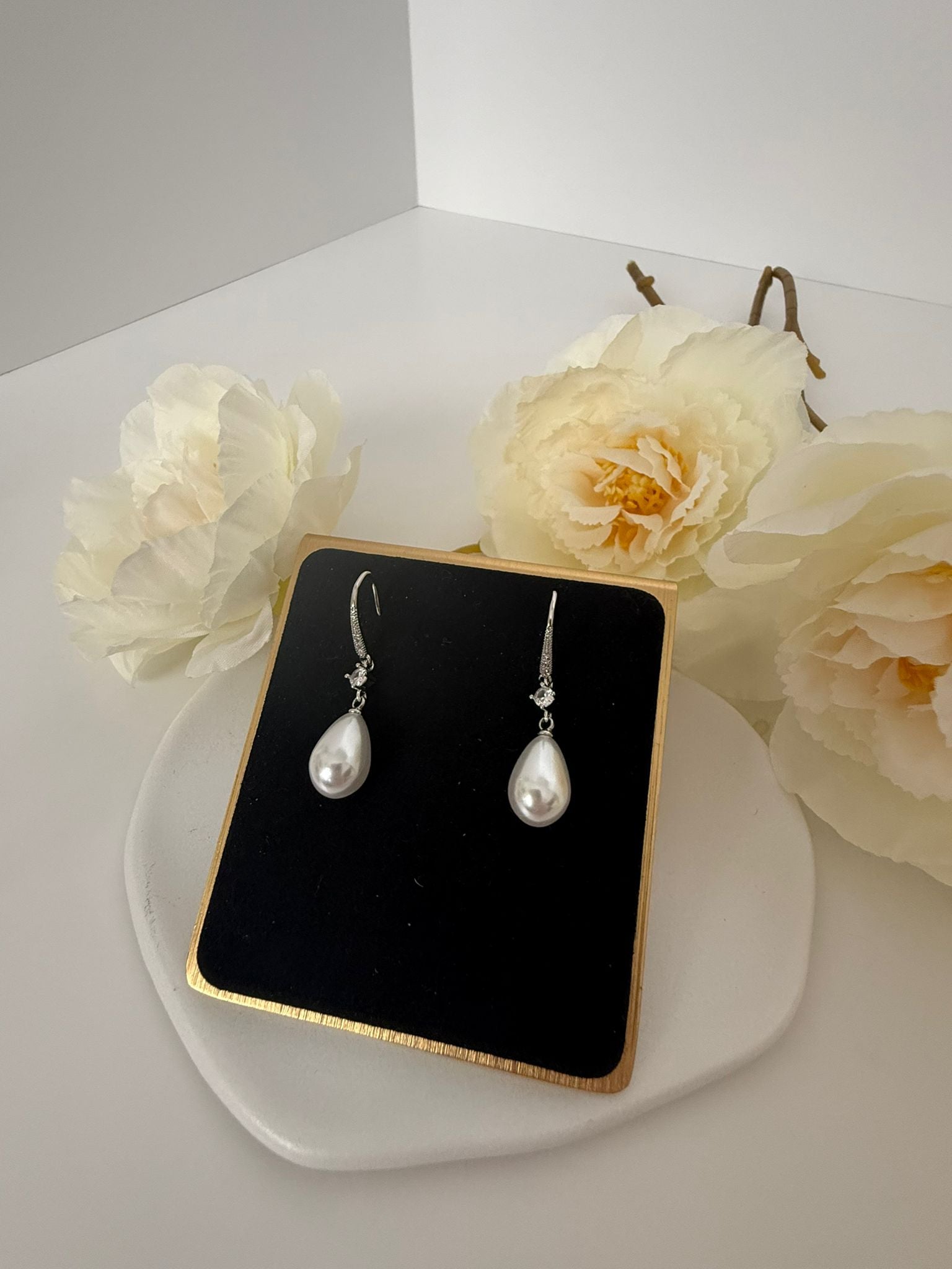 Elegant Pearl Drop Earrings – Classic Crystal & Teardrop Pearl Design