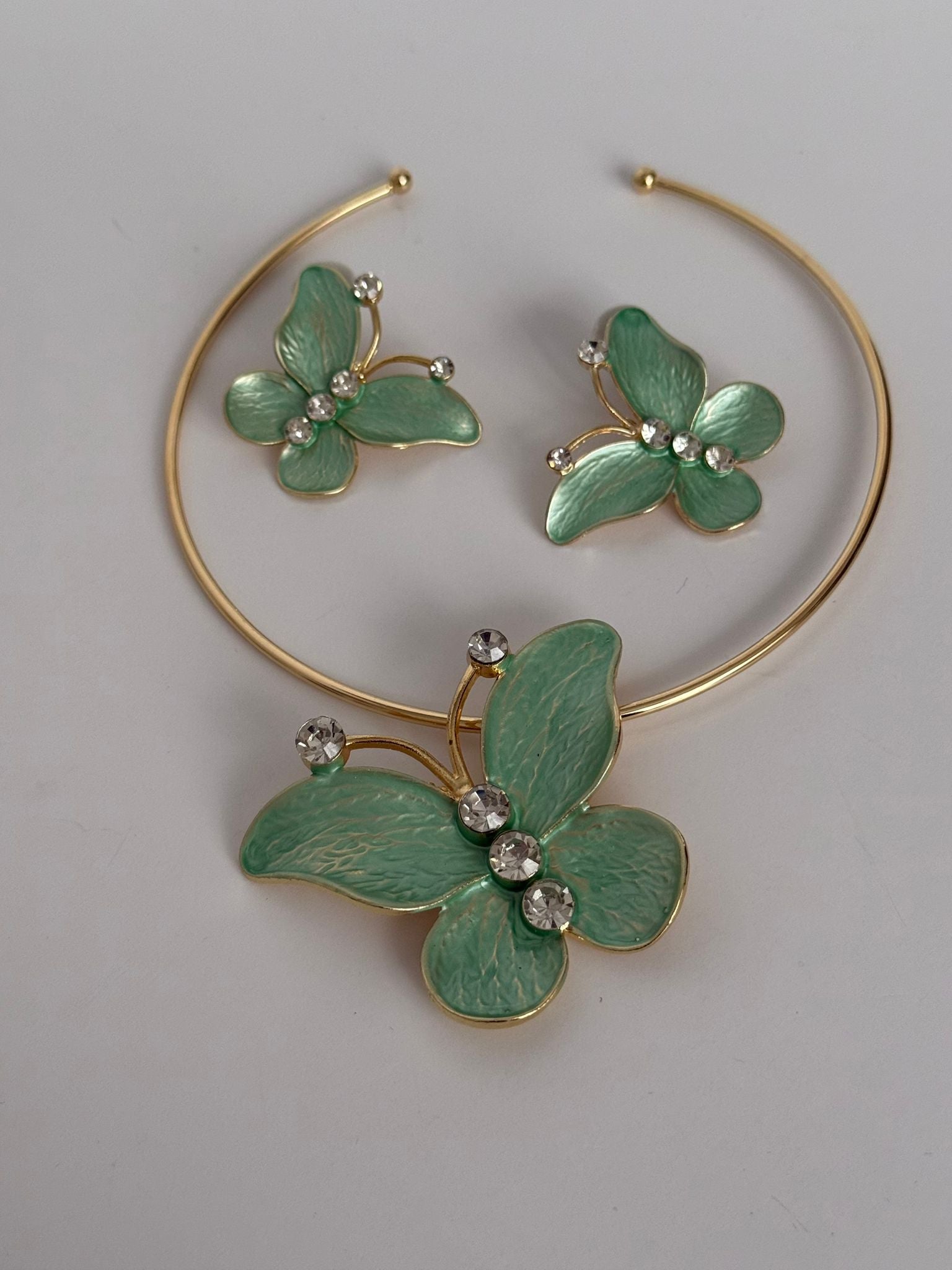 Green Floral Jewelry Set – Elegant & Feminine Statement