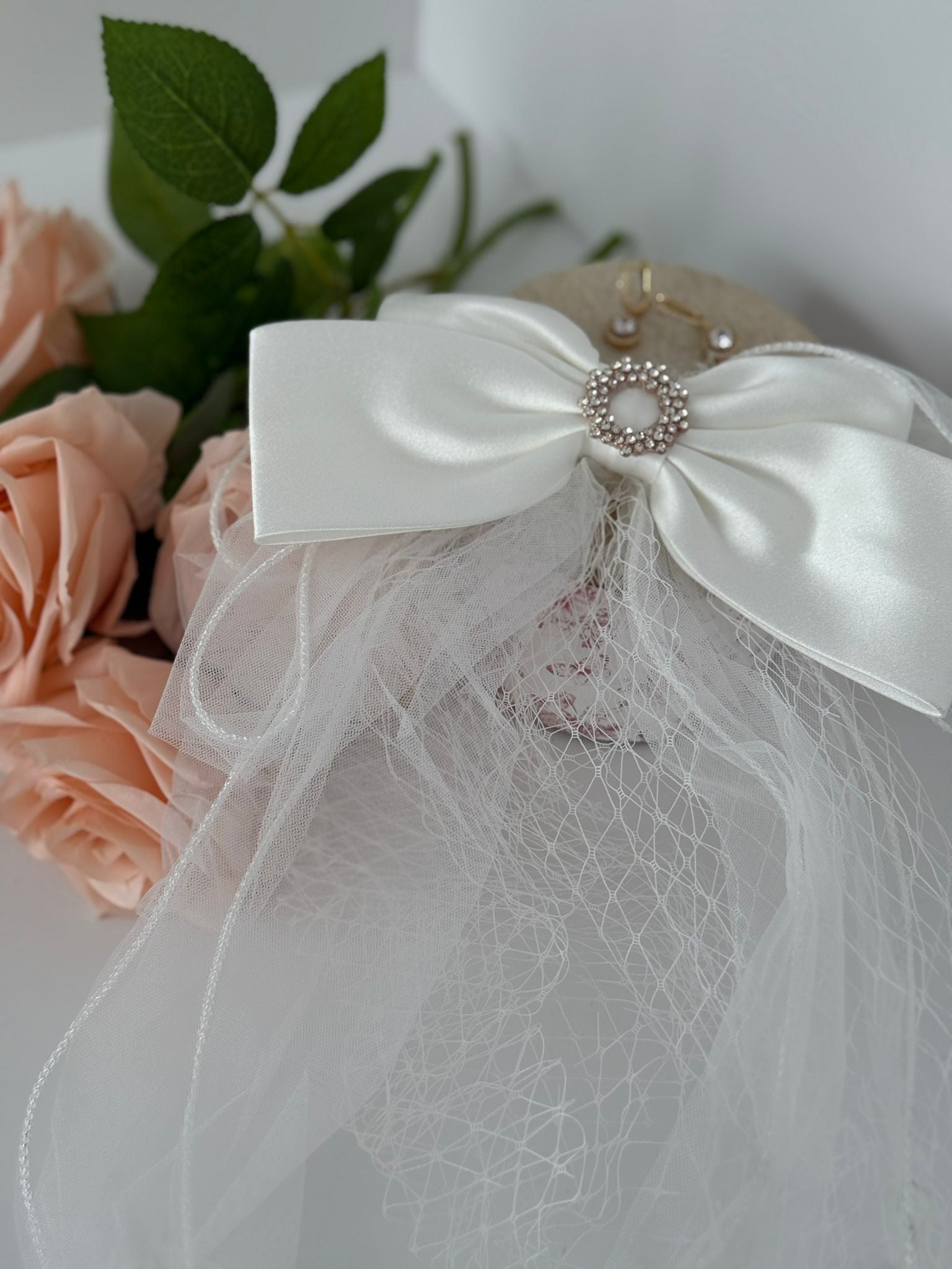 Luxury Crystal Bow Bridal Veil – Elegant Statement Hair Accessory