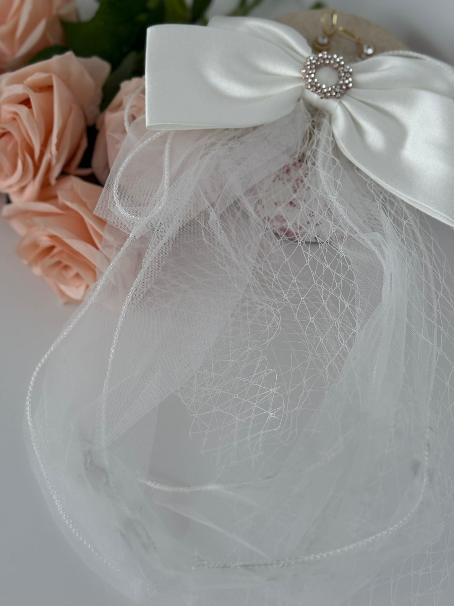 Luxury Crystal Bow Bridal Veil – Elegant Statement Hair Accessory