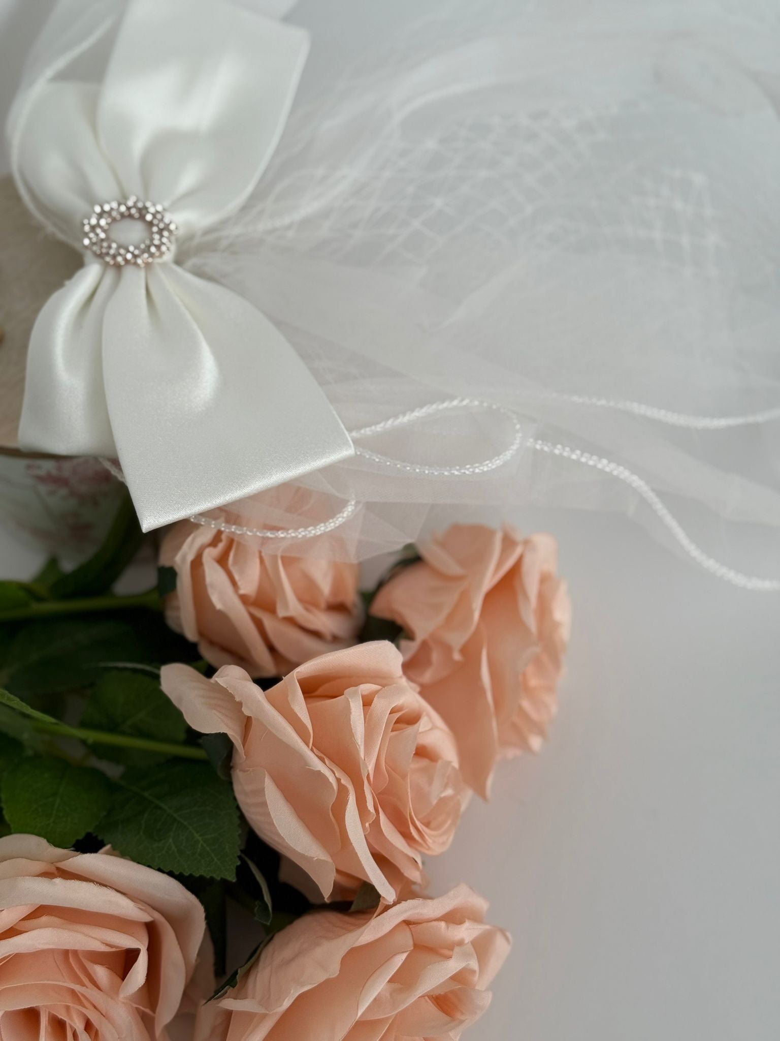 Luxury Crystal Bow Bridal Veil – Elegant Statement Hair Accessory
