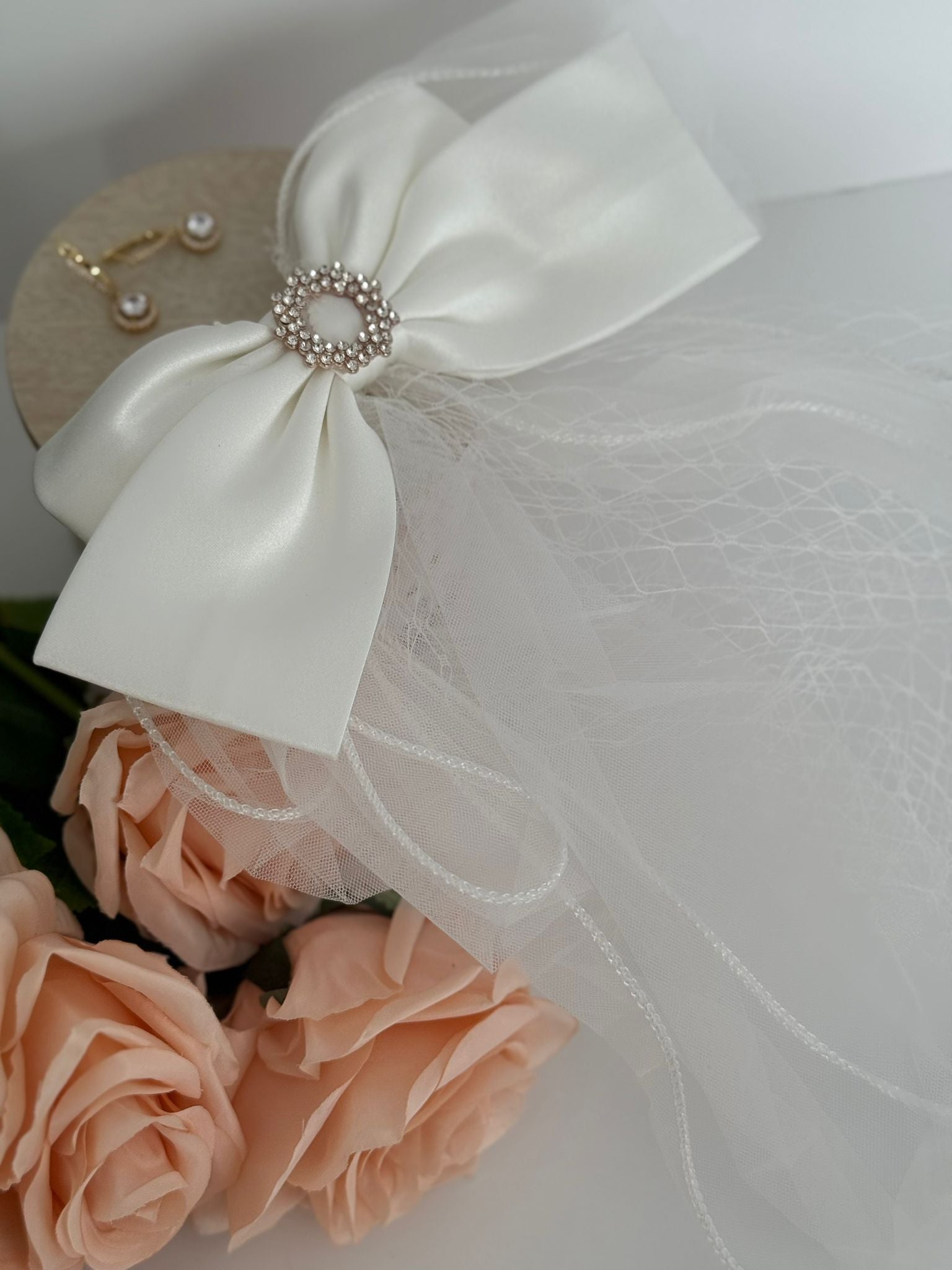 Luxury Crystal Bow Bridal Veil – Elegant Statement Hair Accessory