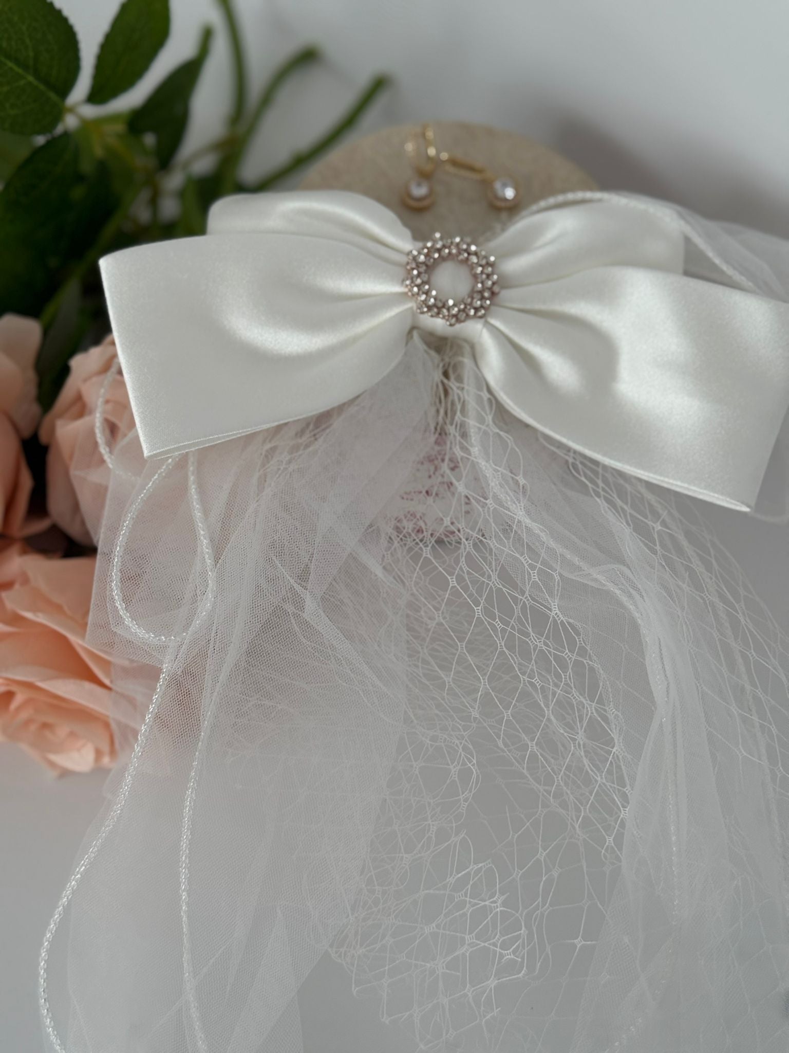Luxury Crystal Bow Bridal Veil – Elegant Statement Hair Accessory