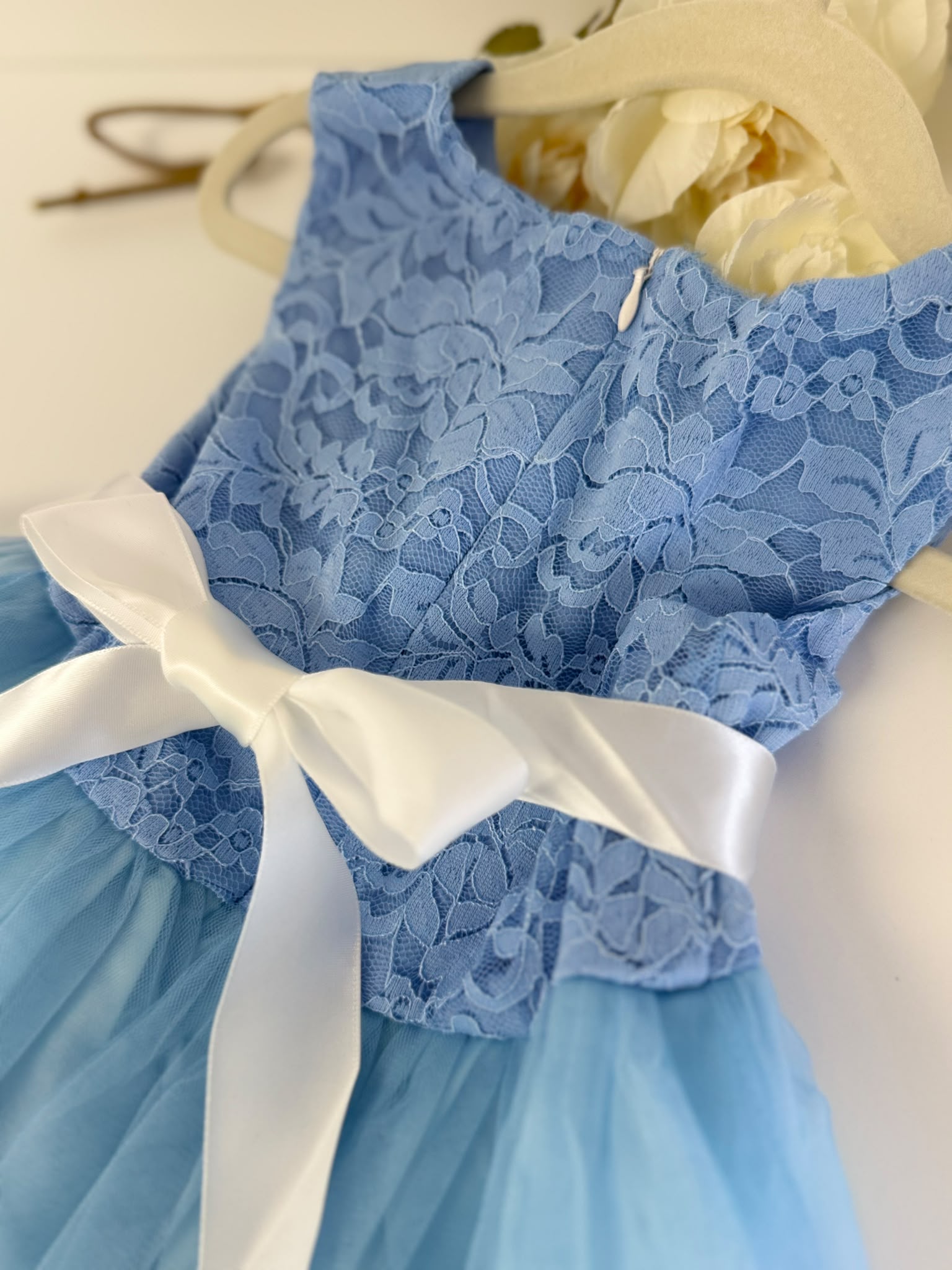 Elegant Tulle Party Dress with White Floral Waist Accent