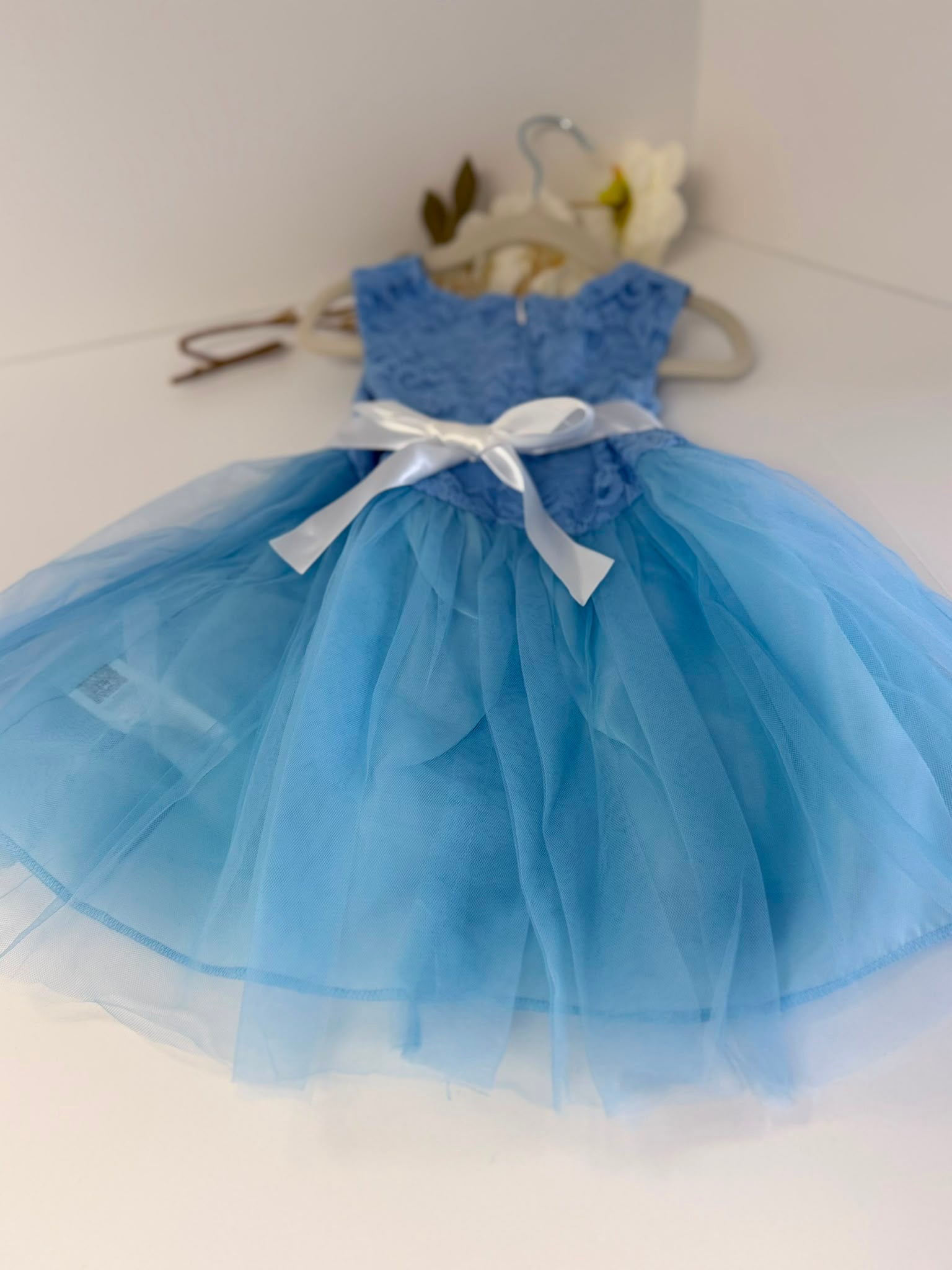 Elegant Tulle Party Dress with White Floral Waist Accent