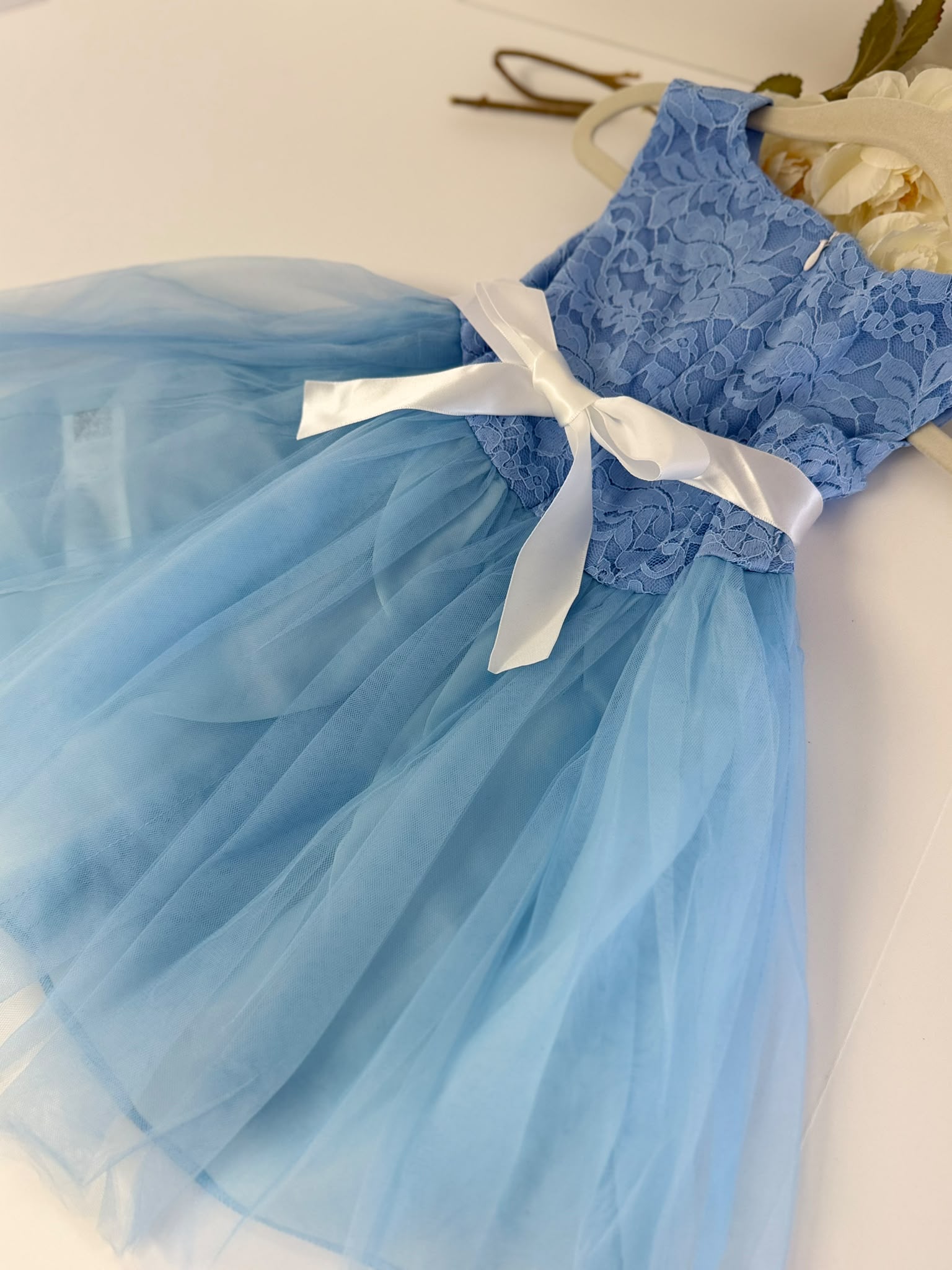 Elegant Tulle Party Dress with White Floral Waist Accent
