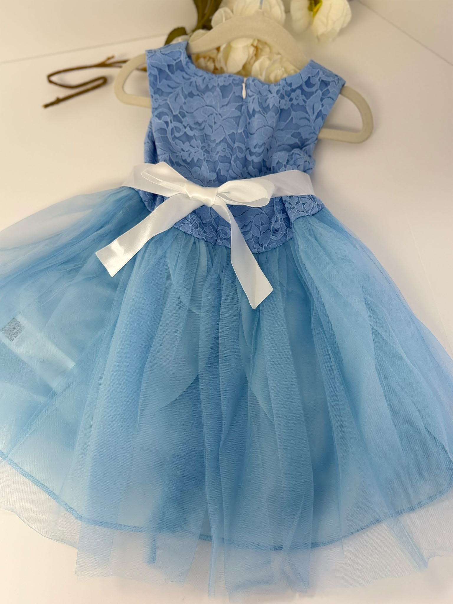 Elegant Tulle Party Dress with White Floral Waist Accent