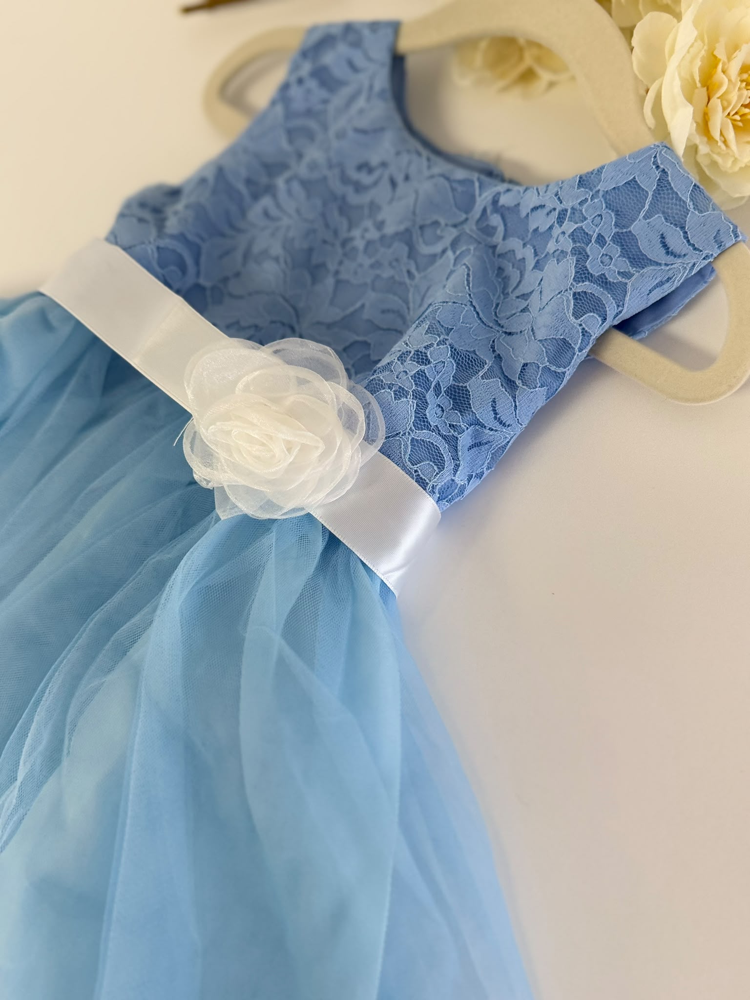 Elegant Tulle Party Dress with White Floral Waist Accent