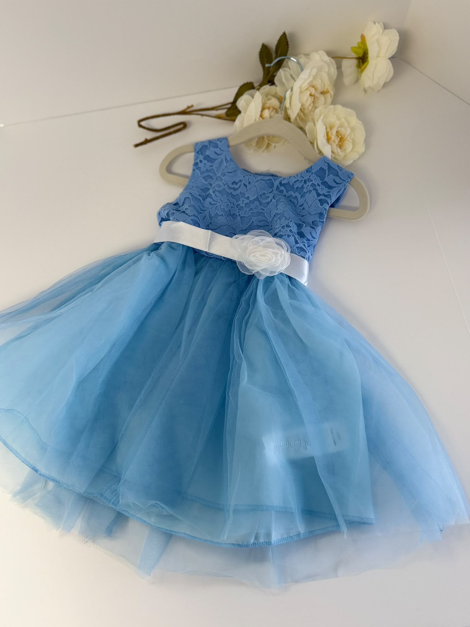 Elegant Tulle Party Dress with White Floral Waist Accent