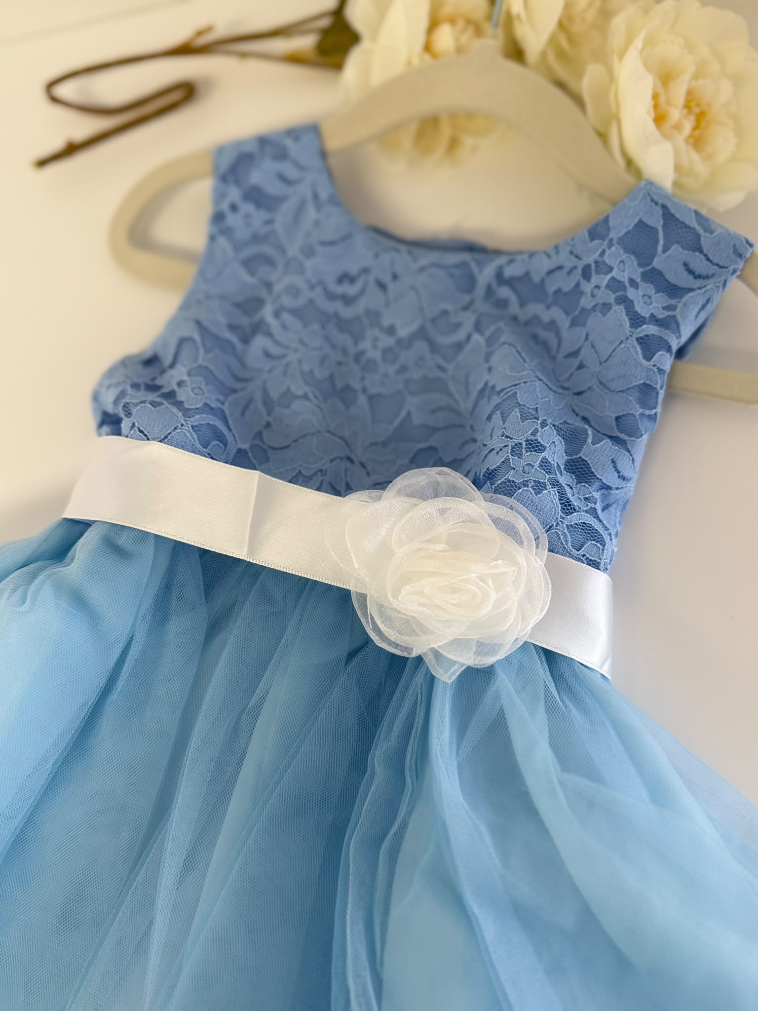 Elegant Tulle Party Dress with White Floral Waist Accent