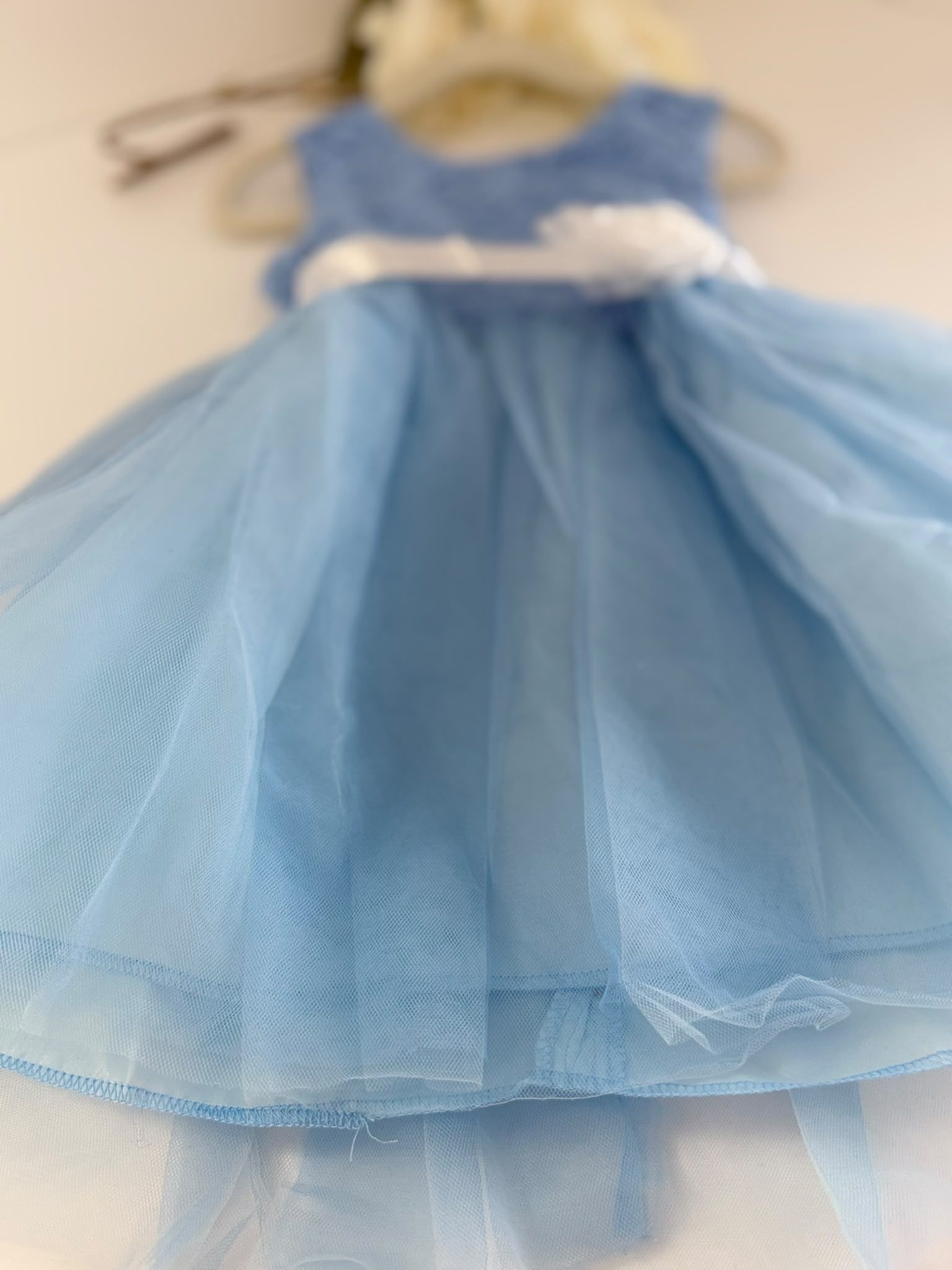 Elegant Tulle Party Dress with White Floral Waist Accent