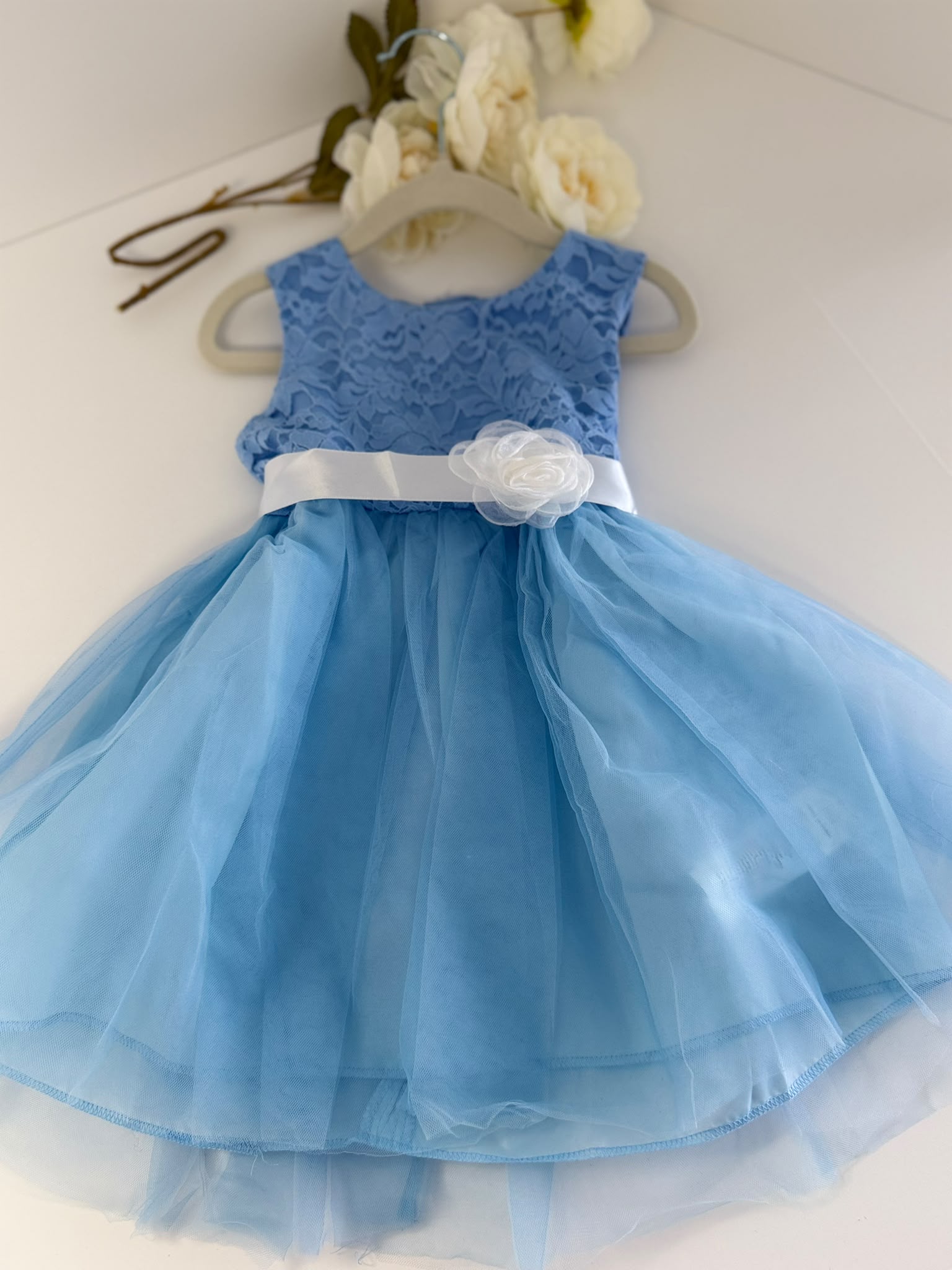 Elegant Tulle Party Dress with White Floral Waist Accent